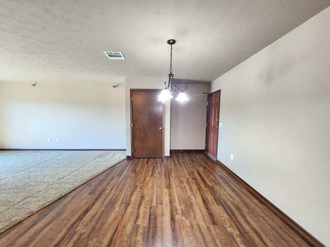 Building Photo - PRAIRIE POINTE APARTMENTS