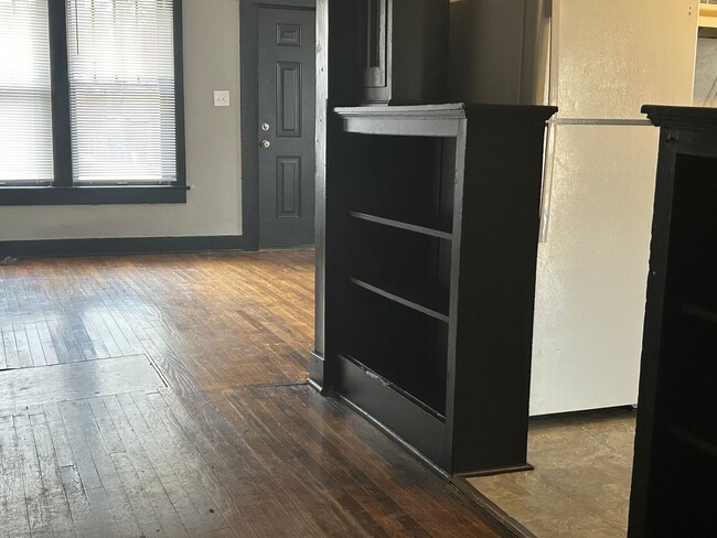 Building Photo - 1417 W 11th St