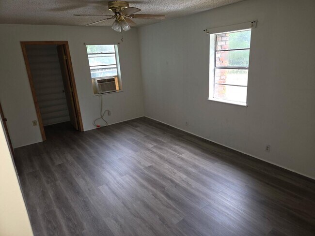 Foto del edificio - 640 Andry Ln
