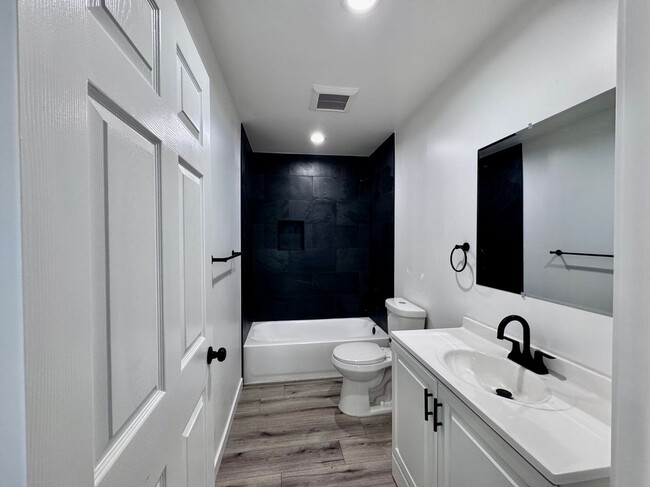 Foto del edificio - 841 1/2 West 64th Street