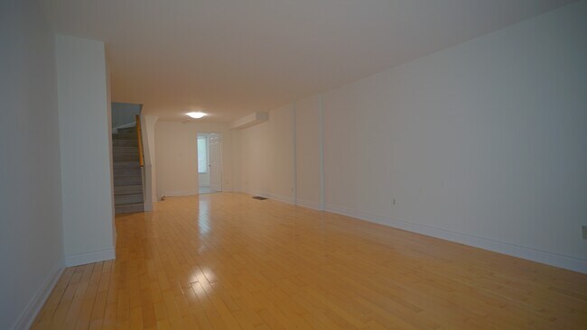 Building Photo - 597 Roehampton Ave
