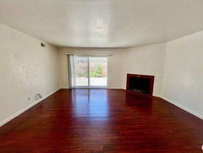 Building Photo - Duplex available in Little Saigon!