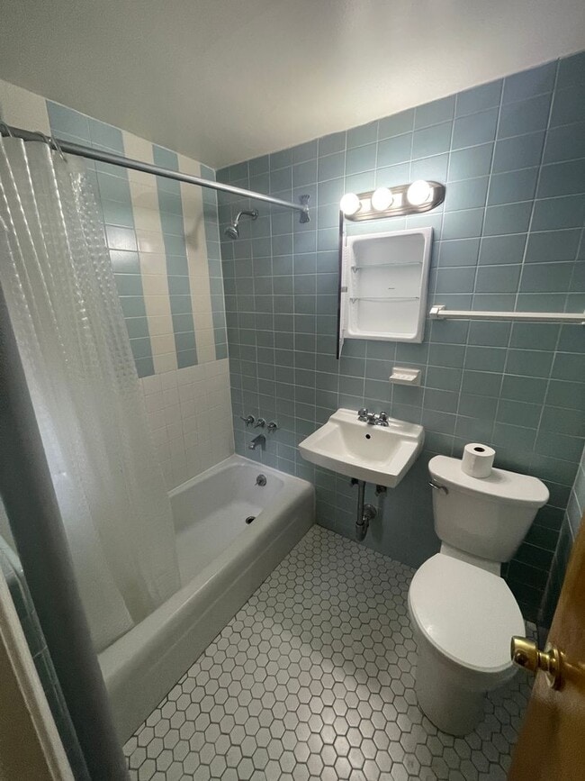 Building Photo - One Bedroom in Clean Elevator Building