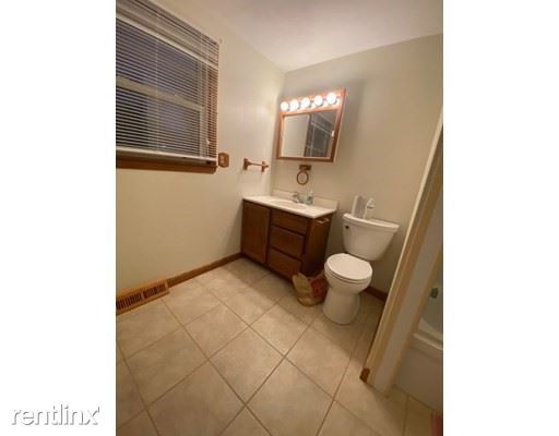 Building Photo - 3 br, 1.5 bath Townhome - 17 Lisa Rd, 17 U...