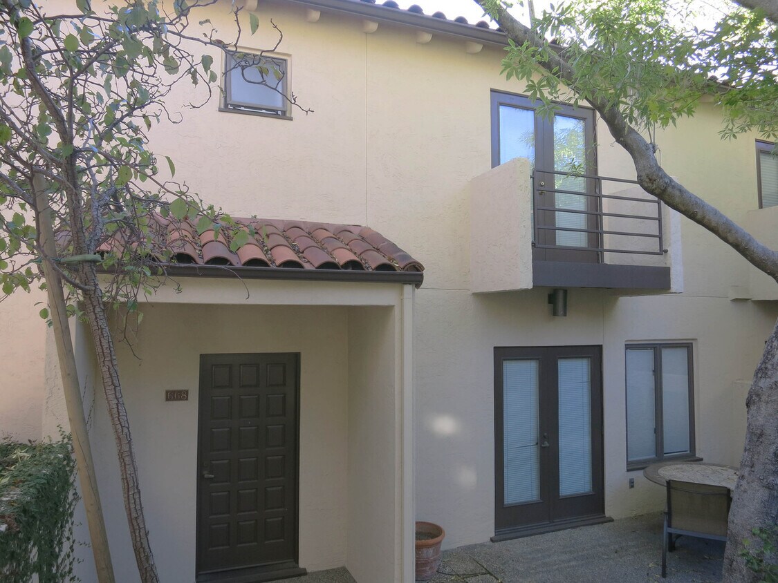 Primary Photo - 2bed/2.5bath - End unit Condo. Hardwood fl...