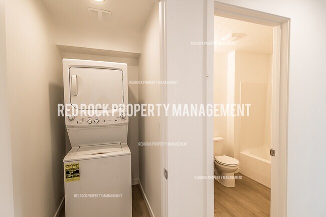 Foto del edificio - 1026 N Davis Ln