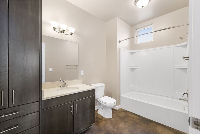 Building Photo - 2 Bedroom, 1 Bath Available!