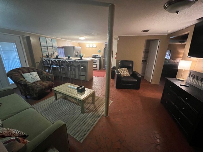 apartamento en sótano - 383 Club Acres Blvd