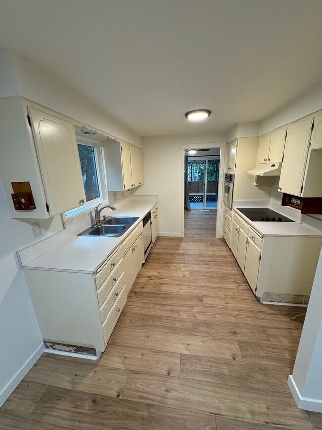 Foto del edificio - Beautifully Renovated 4-Bedroom Home in NW...