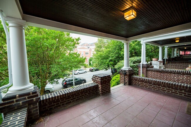 Foto del edificio - 2026/2027 JHU off-campus Renovated Charles Village 5bd/2ba w/ W/D & CAC Available 6/9/26