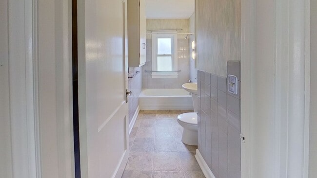 Building Photo - 129 Loucks St