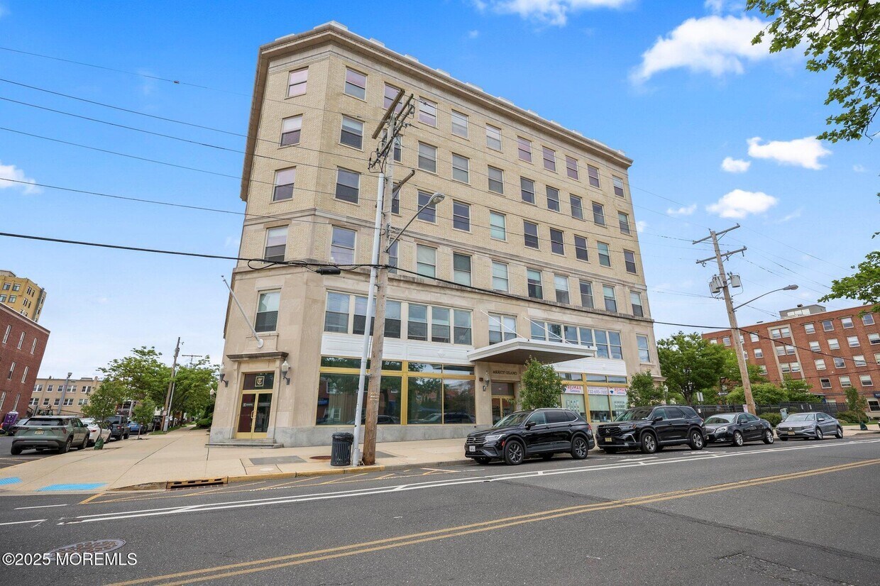 Primary Photo - 501 Grand Ave