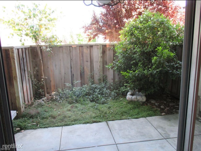 Building Photo - 2 br, 1 bath Townhome - 10365 Mary Avenue
