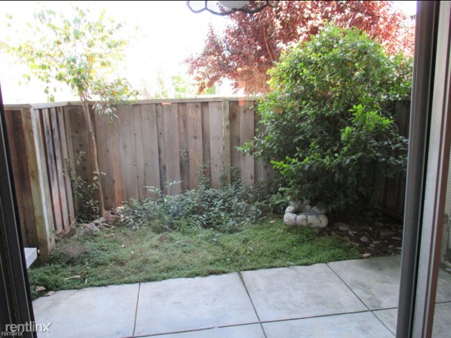 Foto del edificio - 2 br, 1 bath Townhome - 10365 Mary Avenue