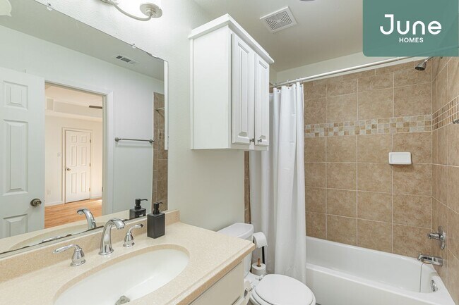 Foto del edificio - ROOM ONLY in 4-bed/2.0-bath Home