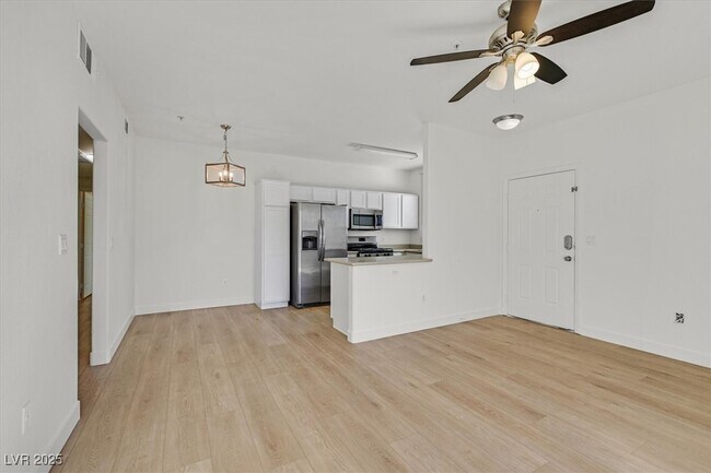 Foto del edificio - 2291 W Horizon Ridge Pkwy