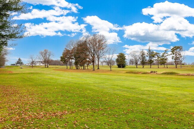 Foto del edificio - 92 Indian Hill Rd