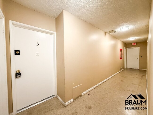 Foto del edificio - 5252 Hermitage Ave