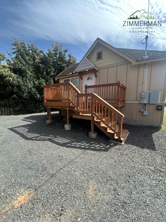 Building Photo - 3-Bedroom, 2-Bath for Rent- Ideal Campus H...