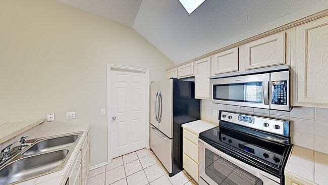Building Photo - 3 Bedroom 2 Bath Home in Mustang Schools