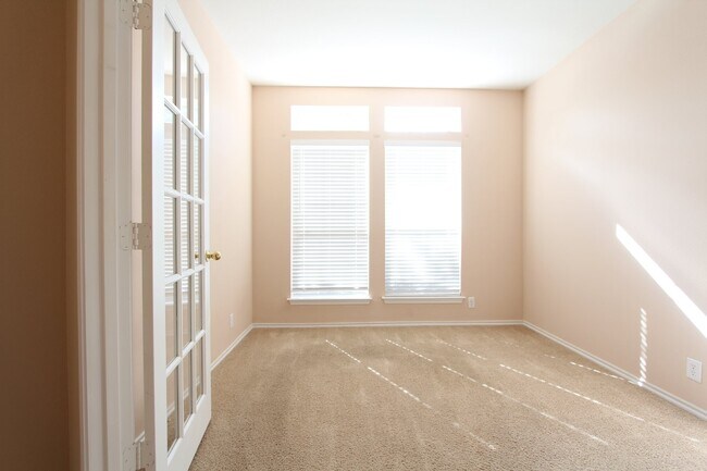 Building Photo - 2143 Shoreham