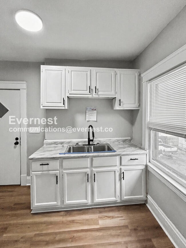 Foto del edificio - 2932 E 118th St