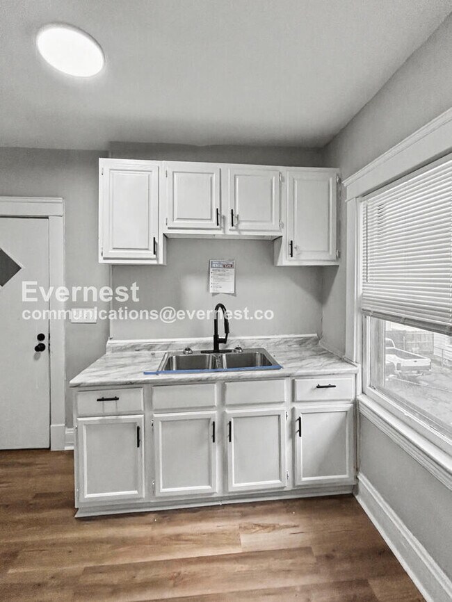 Building Photo - 2932 E 118th St