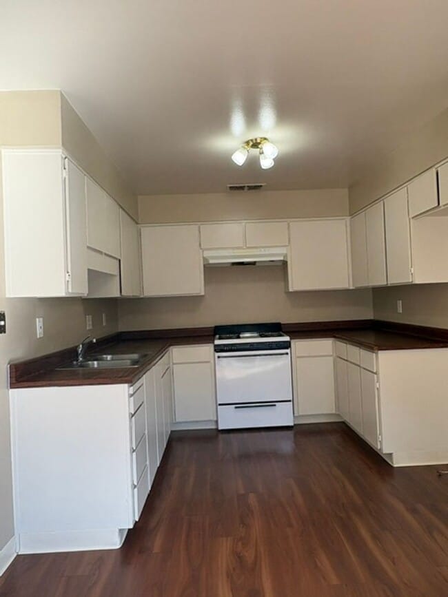 Foto del edificio - 2405-2409 S Whitney Blvd