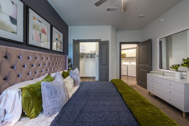 Foto del edificio - 1st Month FREE – Limited-Time Leasing Spec...