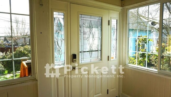 Building Photo - 1 Bedroom CLOSE to PSNS