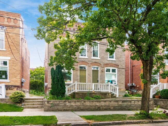 Foto del edificio - 1206-1208 Indianola Avenue