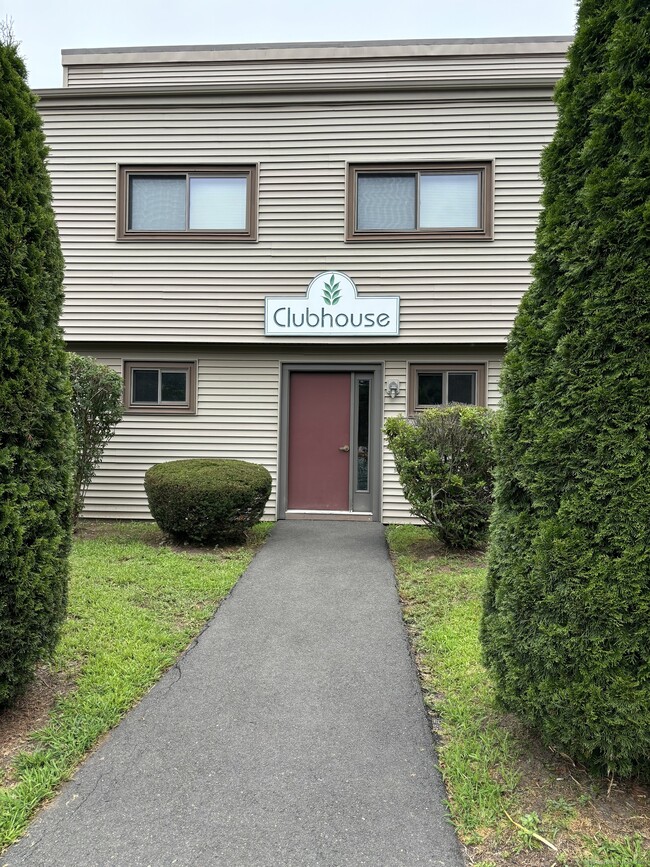 Building Photo - 20 Greenbriar Dr