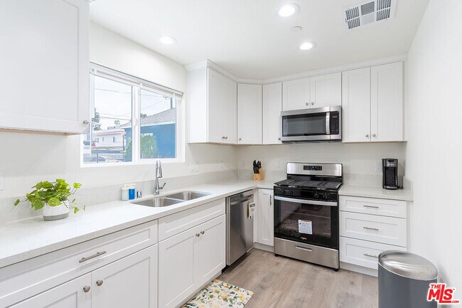 Building Photo - 846 N Edgemont St