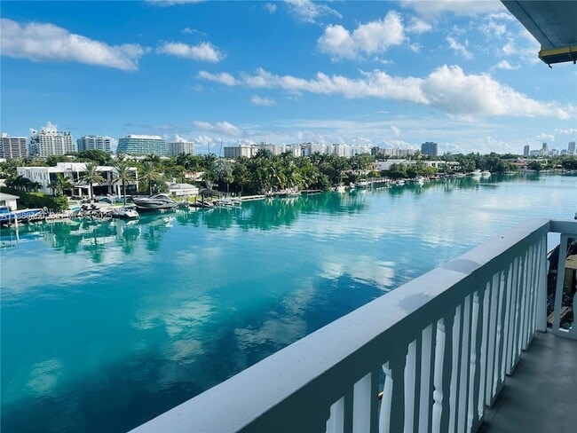 Foto del edificio - 9501 E Bay Harbor Dr