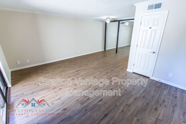 Building Photo - 4211 E Palm Ln