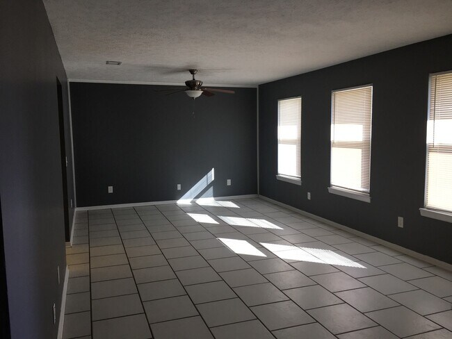 Building Photo - 1008 S Comet Ave