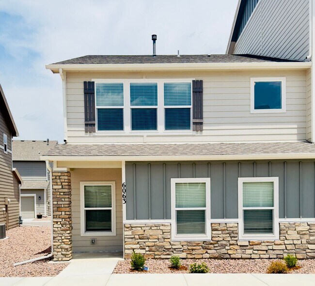 Building Photo - 3 Bedroom 2.5 bath 2 car garage with centr...