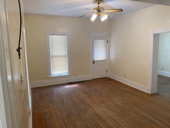 Foto del edificio - 2 Bedroom Bungalow Near Downtown