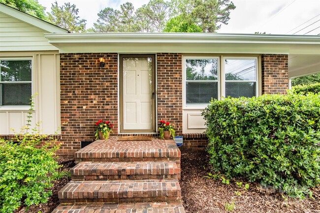 Building Photo - 1453 Fox Run Dr