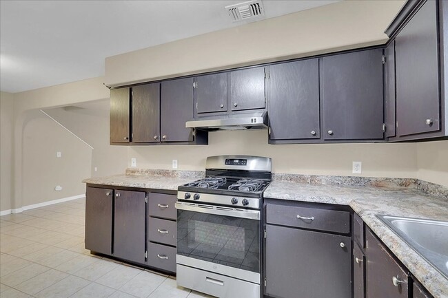 Foto del edificio - This is a cute 3 bedroom, 1 ½ bath townhouse