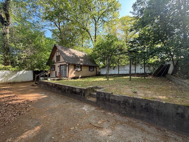 Foto del edificio - ** 4 Bed 2 Bath located in Forest Hills ** Call 334-366-9198 to schedule a self-tour