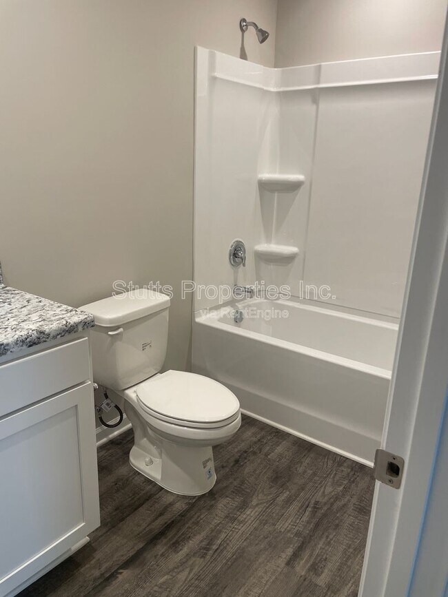 Building Photo - 220 Faded Rose Ln