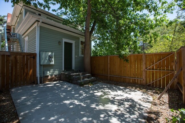 Building Photo - 504 W Mountain Ave