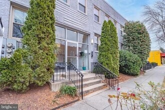 Building Photo - 423 18th St NE