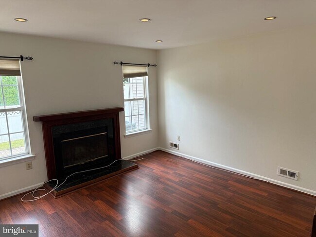 Building Photo - 43 Honey Locust Ln