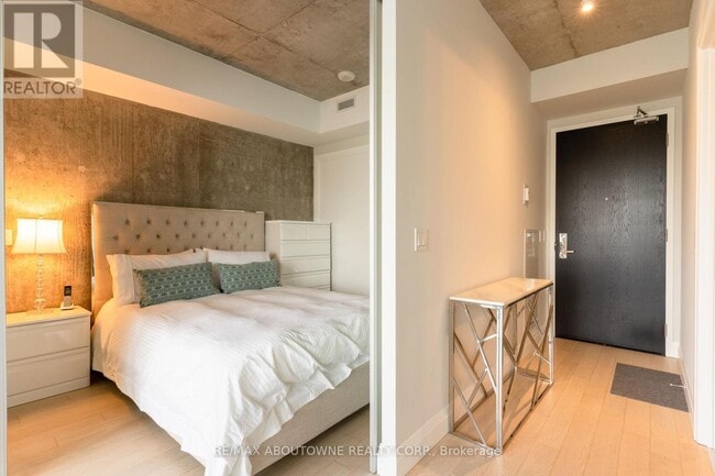 Building Photo - 224 King St W