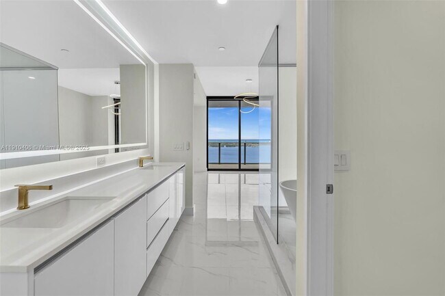 Foto del edificio - 700 NE 24th St