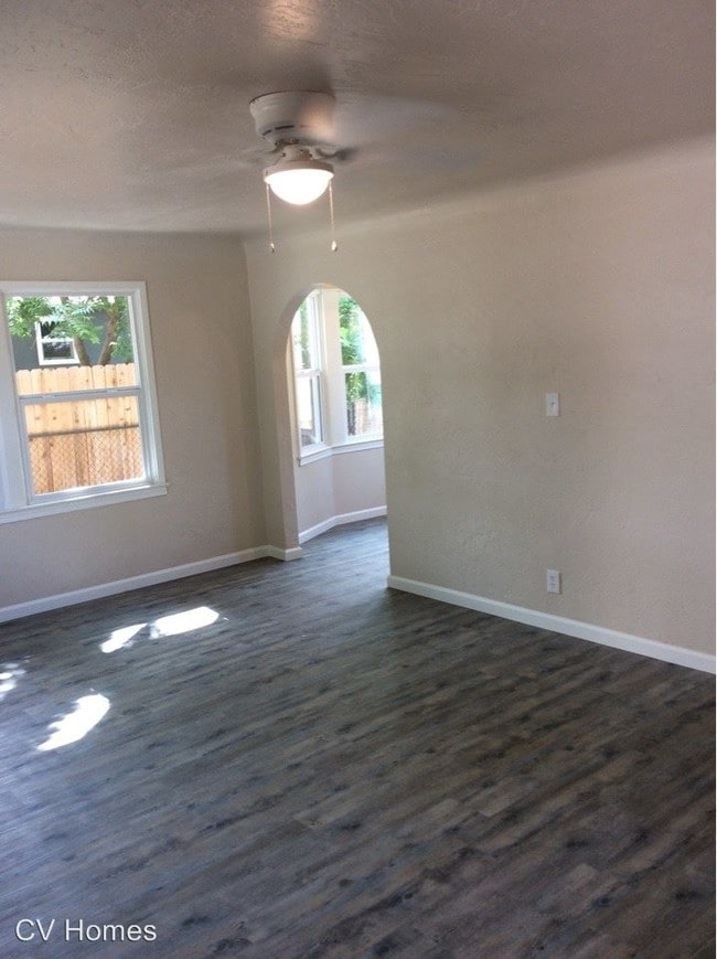 Building Photo - 2 br, 1 bath House - 322 E. Kearney Blvd.