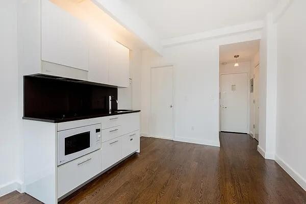 Building Photo - 212 W 91st St