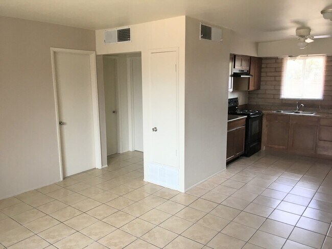 Foto del edificio - Pending/ Rented - Charming 2-Bedroom Home ...